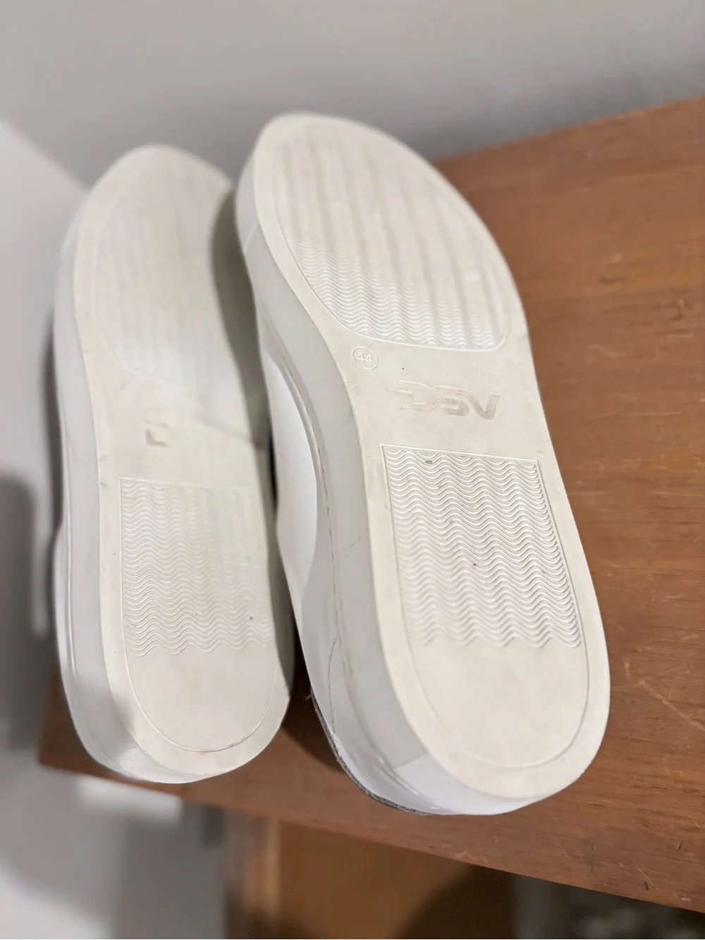 Men’s DSV White Sneakers with Gray Heel Accent
